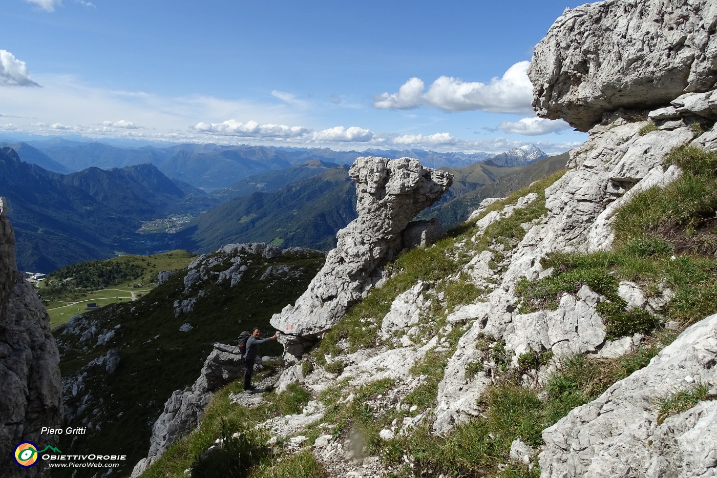 81 Sentiero tra roccioni con vista panoramica.JPG